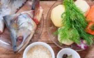 Уха из головы и хвоста горбуши с рисом в кастрюле