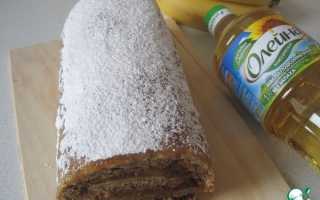 Бисквитный рулет с шоколадно-сметанным кремом, бананами и халвой