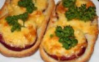 Горячие бутерброды с колбасой и сыром в духовке