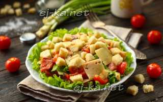 Салат «Цезарь» с форелью и сухариками
