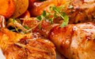 Курица на сковороде с луком и морковью